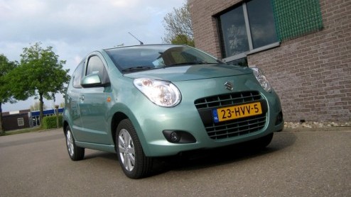 In het sfeervolle Rome maakten we kennis met de nieuwe Suzuki Alto automaat. Nu de rentree van deze stads-Japanner in ons land is gemaakt nemen we een handgeschakeld exemplaar mee voor een gevarieerde