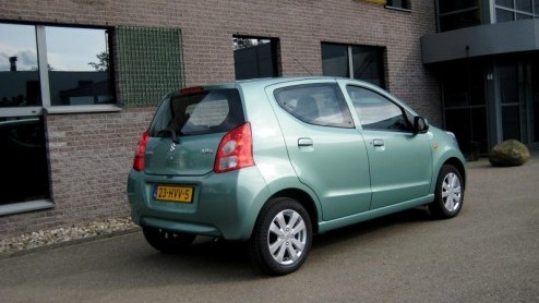 In het sfeervolle Rome maakten we kennis met de nieuwe Suzuki Alto automaat. Nu de rentree van deze stads-Japanner in ons land is gemaakt nemen we een handgeschakeld exemplaar mee voor een gevarieerde