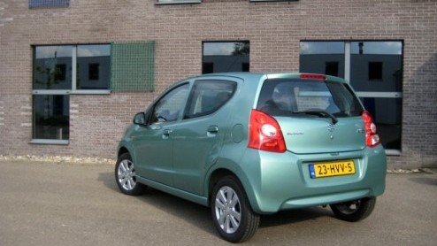 In het sfeervolle Rome maakten we kennis met de nieuwe Suzuki Alto automaat. Nu de rentree van deze stads-Japanner in ons land is gemaakt nemen we een handgeschakeld exemplaar mee voor een gevarieerde