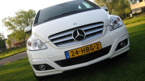 Met de B-Klasse bewandelt Mercedes-Benz zijn eigen weg tussen de de compacte middenklasse en diverse ruimtemodellen. In de gevarieerde reeks (turbo)benzine- en dieselmotoren springt er een als groens