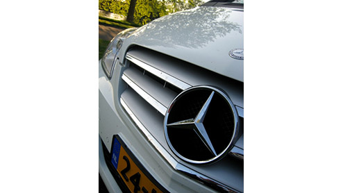 Met de B-Klasse bewandelt Mercedes-Benz zijn eigen weg tussen de de compacte middenklasse en diverse ruimtemodellen. In de gevarieerde reeks (turbo)benzine- en dieselmotoren springt er een als groens