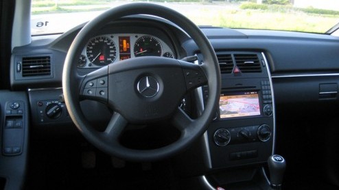 Met de B-Klasse bewandelt Mercedes-Benz zijn eigen weg tussen de de compacte middenklasse en diverse ruimtemodellen. In de gevarieerde reeks (turbo)benzine- en dieselmotoren springt er een als groens