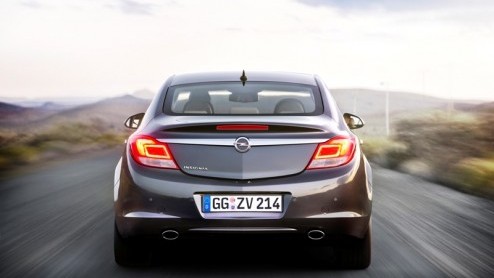 Opel kondigt een nieuwe parkeerhulpsysteem aan voor de Insignia. Deze Park Expert neemt het meeste werk bij fileparkeren uit handen en parkeert in een handomdraai in die ene krappe parkeerplek.