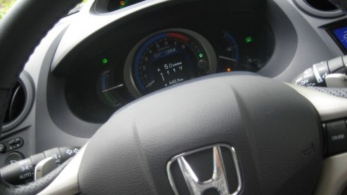 Zuinig rijden valt of staat met de rijstijl van de bestuurder. Daarom heeft Hondas nieuwe hybride een boordcomputer gekregen, die als leermeester fungeert. Autovandaag gaat op cursus met de Honda I