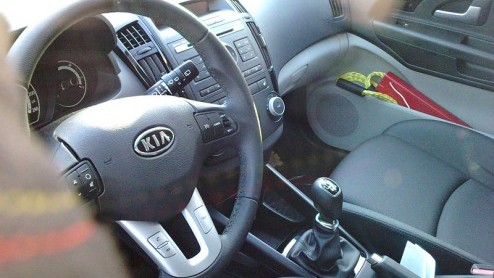 Kia heeft de ceed nu bijna drie jaar op de markt. In autoland betekent dat de compacte middenklasser een subtiele facelift moet ondergaan. Kia is er al druk mee, getuige deze beelden. Maar, dat is