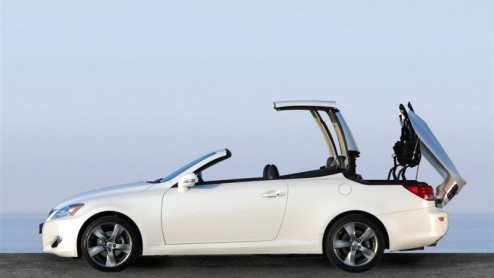 De komst van de Lexus IS 250 C is nabij. Lexus heeft deze IS op diverse punten aangepast om als waardige en comfortabele tweedeurs cabriolet door het leven te gaan. Vanaf deze zomer start de levering,