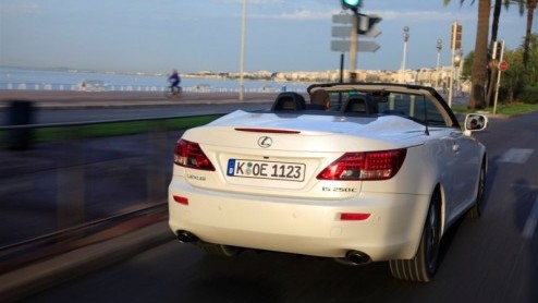 De komst van de Lexus IS 250 C is nabij. Lexus heeft deze IS op diverse punten aangepast om als waardige en comfortabele tweedeurs cabriolet door het leven te gaan. Vanaf deze zomer start de levering,