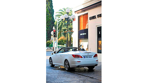 De komst van de Lexus IS 250 C is nabij. Lexus heeft deze IS op diverse punten aangepast om als waardige en comfortabele tweedeurs cabriolet door het leven te gaan. Vanaf deze zomer start de levering,