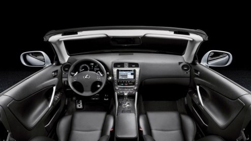 De komst van de Lexus IS 250 C is nabij. Lexus heeft deze IS op diverse punten aangepast om als waardige en comfortabele tweedeurs cabriolet door het leven te gaan. Vanaf deze zomer start de levering,