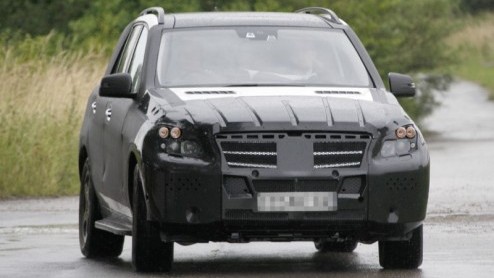 Kijk aan! Dit is de nieuwe Mercedes-Benz ML-Klasse. De hevige camouflage ten spijt is overduidelijk zichtbaar dat Mercedes vergaande voorbereidingen treft voor de nieuwe generatie, die echter pas medi