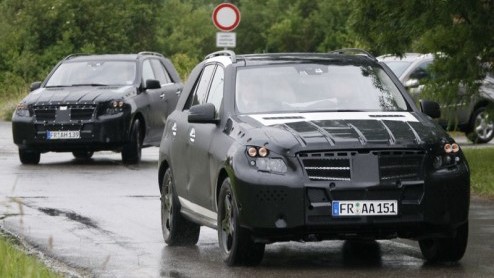 Kijk aan! Dit is de nieuwe Mercedes-Benz ML-Klasse. De hevige camouflage ten spijt is overduidelijk zichtbaar dat Mercedes vergaande voorbereidingen treft voor de nieuwe generatie, die echter pas medi