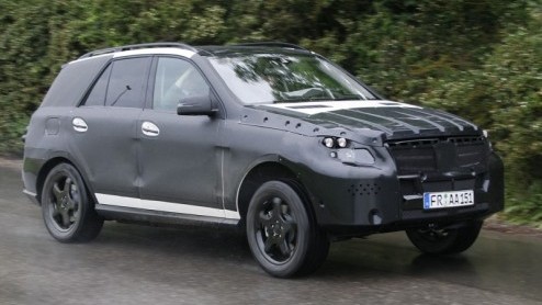 Kijk aan! Dit is de nieuwe Mercedes-Benz ML-Klasse. De hevige camouflage ten spijt is overduidelijk zichtbaar dat Mercedes vergaande voorbereidingen treft voor de nieuwe generatie, die echter pas medi