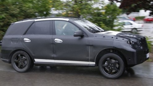 Kijk aan! Dit is de nieuwe Mercedes-Benz ML-Klasse. De hevige camouflage ten spijt is overduidelijk zichtbaar dat Mercedes vergaande voorbereidingen treft voor de nieuwe generatie, die echter pas medi