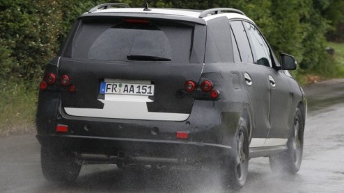 Kijk aan! Dit is de nieuwe Mercedes-Benz ML-Klasse. De hevige camouflage ten spijt is overduidelijk zichtbaar dat Mercedes vergaande voorbereidingen treft voor de nieuwe generatie, die echter pas medi