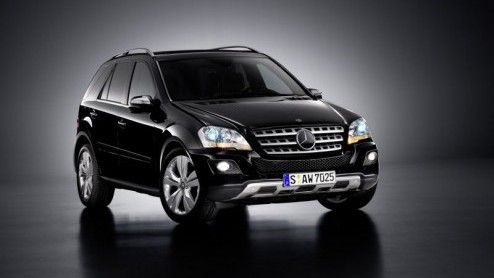 Het BlueEFFICIENCY-label van Mercedes-Benz breidt zich verder uit. Met ingang van deze zomer is de dieselversie van de M-Klasse onder handen genomen. De instapdiesel kreeg een nieuwe naam en werd bove