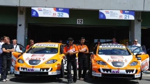 Afgelopen weekend in Brno (Tsjechi) beleefde het WTCC een heuse wereldprimeur: tweelingbroers Tim en Tom Coronel kwamen beide uit in een FIA WTCC-race. Getooid in een full-pull-twin-look was het tw