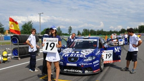 Afgelopen weekend in Brno (Tsjechi) beleefde het WTCC een heuse wereldprimeur: tweelingbroers Tim en Tom Coronel kwamen beide uit in een FIA WTCC-race. Getooid in een full-pull-twin-look was het tw