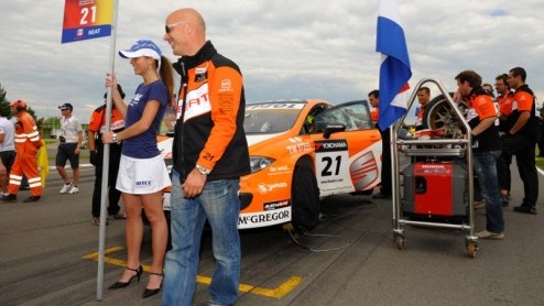 Afgelopen weekend in Brno (Tsjechi) beleefde het WTCC een heuse wereldprimeur: tweelingbroers Tim en Tom Coronel kwamen beide uit in een FIA WTCC-race. Getooid in een full-pull-twin-look was het tw