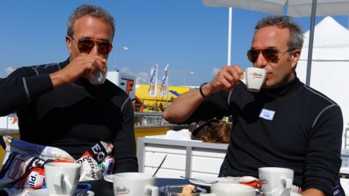 Afgelopen weekend in Brno (Tsjechi) beleefde het WTCC een heuse wereldprimeur: tweelingbroers Tim en Tom Coronel kwamen beide uit in een FIA WTCC-race. Getooid in een full-pull-twin-look was het tw
