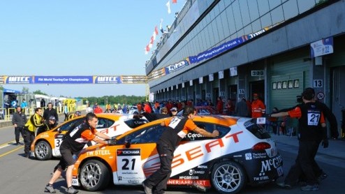 Afgelopen weekend in Brno (Tsjechi) beleefde het WTCC een heuse wereldprimeur: tweelingbroers Tim en Tom Coronel kwamen beide uit in een FIA WTCC-race. Getooid in een full-pull-twin-look was het tw
