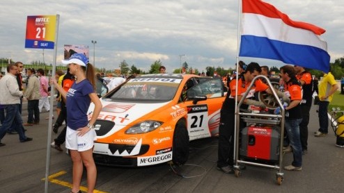 Afgelopen weekend in Brno (Tsjechi) beleefde het WTCC een heuse wereldprimeur: tweelingbroers Tim en Tom Coronel kwamen beide uit in een FIA WTCC-race. Getooid in een full-pull-twin-look was het tw