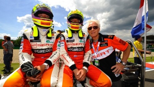 Afgelopen weekend in Brno (Tsjechi) beleefde het WTCC een heuse wereldprimeur: tweelingbroers Tim en Tom Coronel kwamen beide uit in een FIA WTCC-race. Getooid in een full-pull-twin-look was het tw