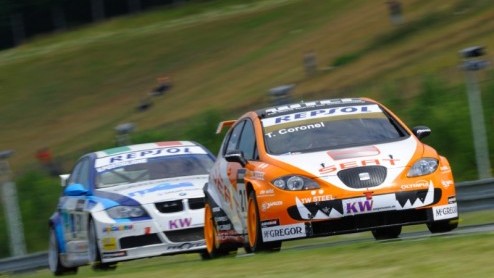 Afgelopen weekend in Brno (Tsjechi) beleefde het WTCC een heuse wereldprimeur: tweelingbroers Tim en Tom Coronel kwamen beide uit in een FIA WTCC-race. Getooid in een full-pull-twin-look was het tw