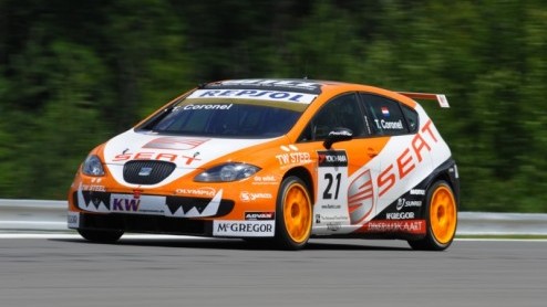 Afgelopen weekend in Brno (Tsjechi) beleefde het WTCC een heuse wereldprimeur: tweelingbroers Tim en Tom Coronel kwamen beide uit in een FIA WTCC-race. Getooid in een full-pull-twin-look was het tw