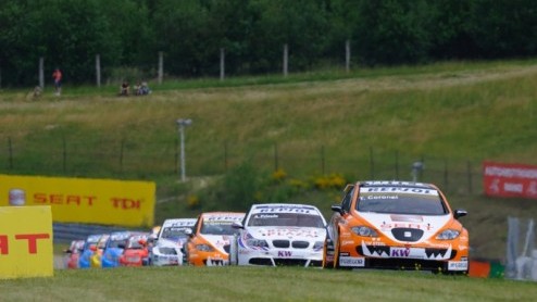 Afgelopen weekend in Brno (Tsjechi) beleefde het WTCC een heuse wereldprimeur: tweelingbroers Tim en Tom Coronel kwamen beide uit in een FIA WTCC-race. Getooid in een full-pull-twin-look was het tw