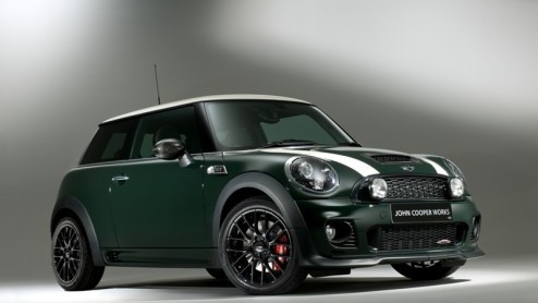 Mini bestaat dit jaar 50 jaar. Het is ook exact vijftig jaar geleden dat racelegende John Cooper de constructeurtitel behaalde in de Formule 1. Genoeg reden om met een feestnummer te komen. Mini bouwt