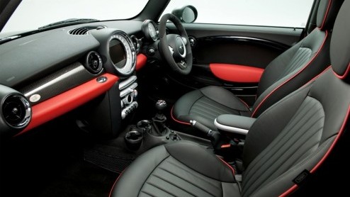 Mini bestaat dit jaar 50 jaar. Het is ook exact vijftig jaar geleden dat racelegende John Cooper de constructeurtitel behaalde in de Formule 1. Genoeg reden om met een feestnummer te komen. Mini bouwt