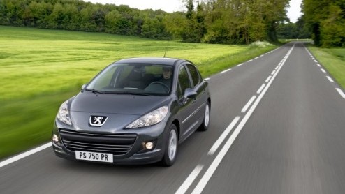 Het is nu officieel: de Peugeot 207 is vernieuwd. Met nieuwe troeven als een frisse neus, schonere motoren en een schakelindicator, een speciale ecoversie en opgewaardeerde uitrusting kan de populaire