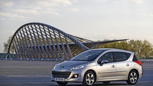 Het is nu officieel: de Peugeot 207 is vernieuwd. Met nieuwe troeven als een frisse neus, schonere motoren en een schakelindicator, een speciale ecoversie en opgewaardeerde uitrusting kan de populaire
