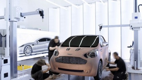 De Toyota iQ promoveert! Speciaal voor eigenaars van een Aston Martin werkt de Britse autofabrikant aan een nieuwe, luxe auto voor woon-werkverkeer op basis van de 3+1-zitter van Toyota, de iQ. De pro