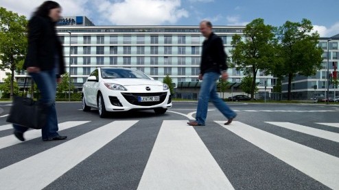 De nieuwe Mazda3 staat nog niet koud bij de dealers, of er dient zich een nieuwkomer aan. Het is de Mazda3 2.0 liter DISI met i-stop, die dankzij geavanceerde start-stop technologie bij stilstand netj