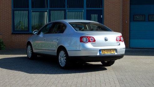 Een zilvergrijze Volkswagen Passat is zo zakelijk verantwoord als het maar kan. Maar, de Passat in deze test is nt even anders. Het is er namelijk n met 20% bijtelling en een A-label. Hoe dat kan?