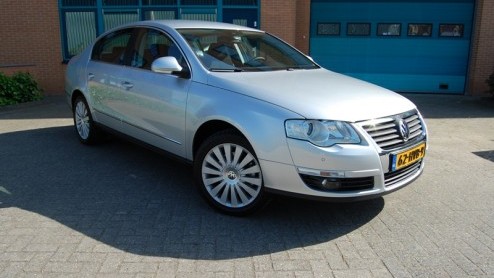 Een zilvergrijze Volkswagen Passat is zo zakelijk verantwoord als het maar kan. Maar, de Passat in deze test is nt even anders. Het is er namelijk n met 20% bijtelling en een A-label. Hoe dat kan?