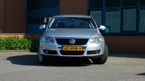 Een zilvergrijze Volkswagen Passat is zo zakelijk verantwoord als het maar kan. Maar, de Passat in deze test is nt even anders. Het is er namelijk n met 20% bijtelling en een A-label. Hoe dat kan?