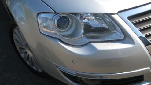 Een zilvergrijze Volkswagen Passat is zo zakelijk verantwoord als het maar kan. Maar, de Passat in deze test is nt even anders. Het is er namelijk n met 20% bijtelling en een A-label. Hoe dat kan?