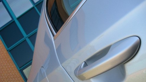 Een zilvergrijze Volkswagen Passat is zo zakelijk verantwoord als het maar kan. Maar, de Passat in deze test is nt even anders. Het is er namelijk n met 20% bijtelling en een A-label. Hoe dat kan?