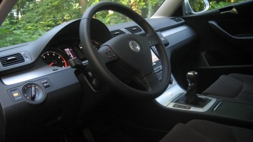 Een zilvergrijze Volkswagen Passat is zo zakelijk verantwoord als het maar kan. Maar, de Passat in deze test is nt even anders. Het is er namelijk n met 20% bijtelling en een A-label. Hoe dat kan?