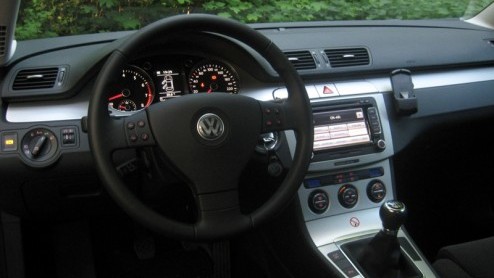 Een zilvergrijze Volkswagen Passat is zo zakelijk verantwoord als het maar kan. Maar, de Passat in deze test is nt even anders. Het is er namelijk n met 20% bijtelling en een A-label. Hoe dat kan?