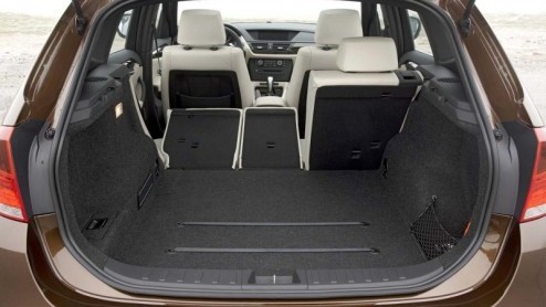 Het is afgelopen met teasers en spionagebeelden, dit zijn officile beelden van de BMW X1 in vol ornaat! De nieuwste en tevens kleinste uitbreiding van de X-familie van BMW wordt in september te Frank