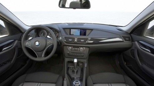 Het is afgelopen met teasers en spionagebeelden, dit zijn officile beelden van de BMW X1 in vol ornaat! De nieuwste en tevens kleinste uitbreiding van de X-familie van BMW wordt in september te Frank
