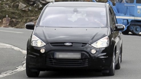 De S-MAX van Ford speelt sinds 2006 in op de sportief rijdende huisvader die zijn kroost blits van A naar B wilt brengen. Het was destijds de eerste Ford getekend volgens de dynamische Kinetic Design-