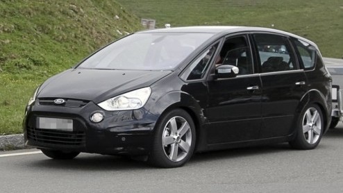 De S-MAX van Ford speelt sinds 2006 in op de sportief rijdende huisvader die zijn kroost blits van A naar B wilt brengen. Het was destijds de eerste Ford getekend volgens de dynamische Kinetic Design-