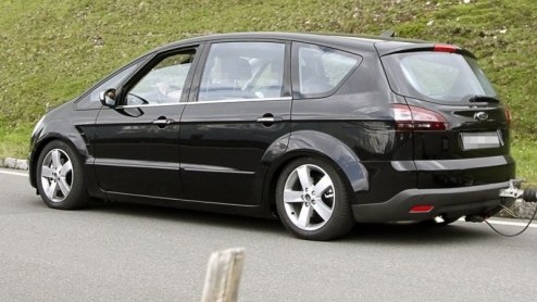 De S-MAX van Ford speelt sinds 2006 in op de sportief rijdende huisvader die zijn kroost blits van A naar B wilt brengen. Het was destijds de eerste Ford getekend volgens de dynamische Kinetic Design-