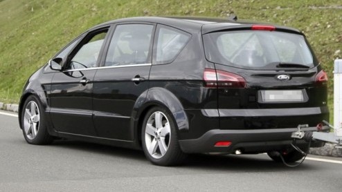 De S-MAX van Ford speelt sinds 2006 in op de sportief rijdende huisvader die zijn kroost blits van A naar B wilt brengen. Het was destijds de eerste Ford getekend volgens de dynamische Kinetic Design-