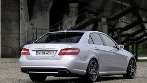 Waar deze titel op slaat? Op het fantastische geluid dat de dikke V8 in de nieuwe Mercedes E63 AMG ten gehore brengt. Echt waanzinnig! Bovendien beschikt deze rappe jongen ook over alle snufjes die ze