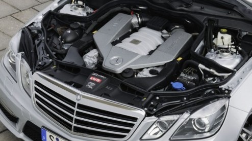 Waar deze titel op slaat? Op het fantastische geluid dat de dikke V8 in de nieuwe Mercedes E63 AMG ten gehore brengt. Echt waanzinnig! Bovendien beschikt deze rappe jongen ook over alle snufjes die ze